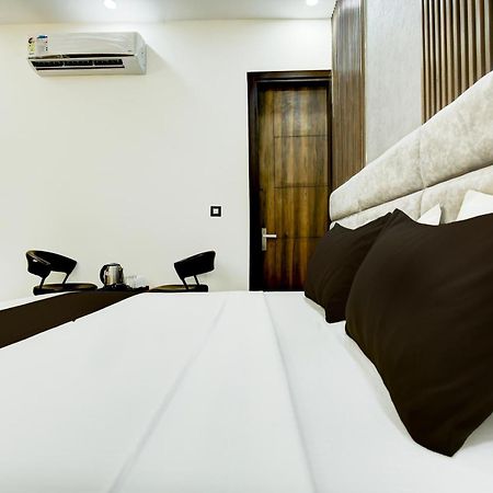 Hotel O Platinum Zirakpur Kültér fotó