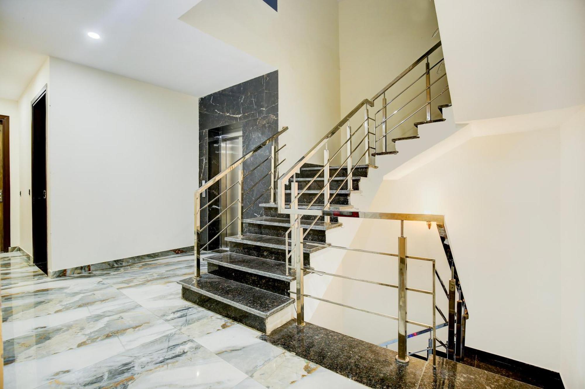 Hotel O Platinum Zirakpur Kültér fotó