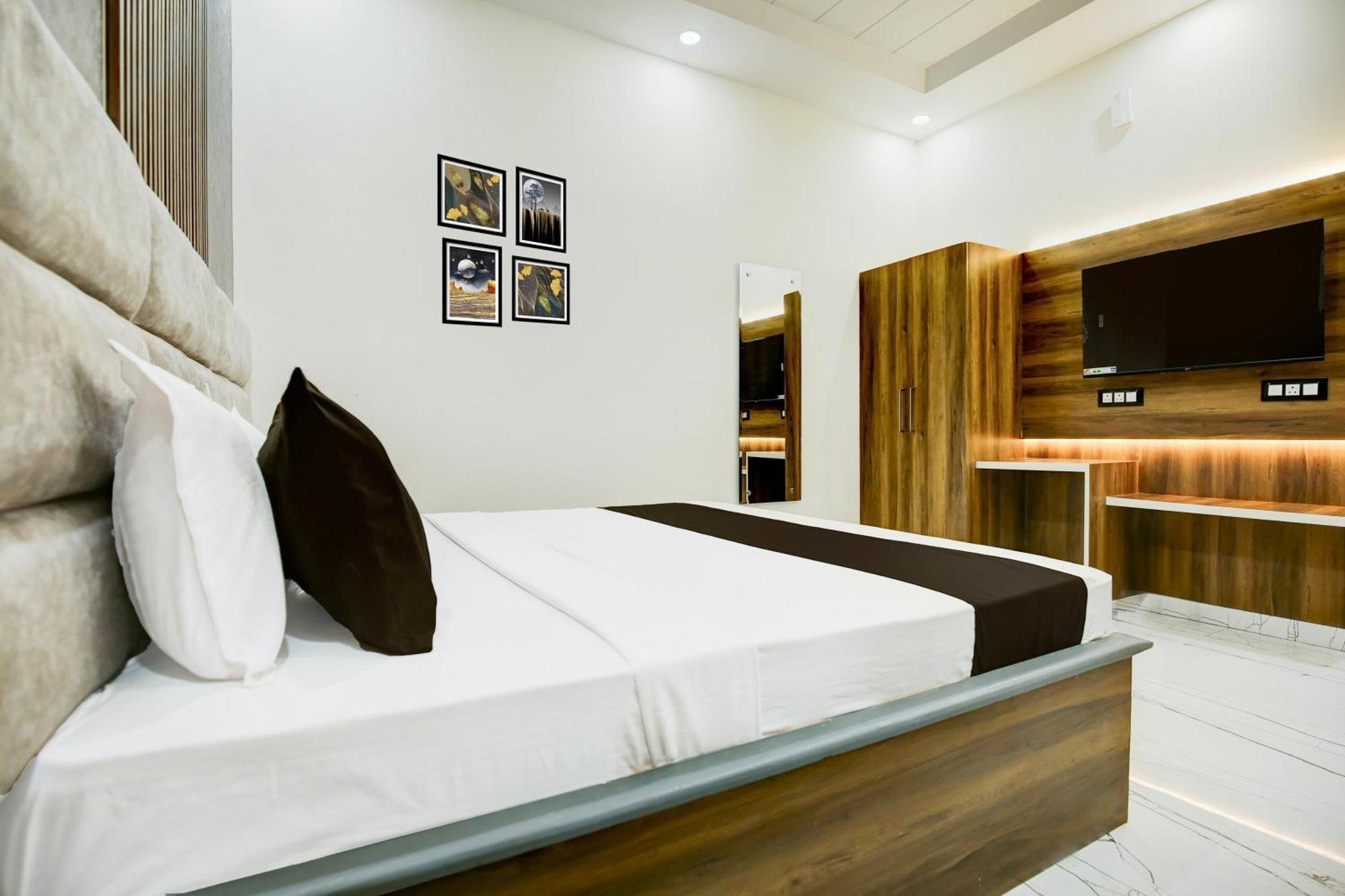 Hotel O Platinum Zirakpur Kültér fotó