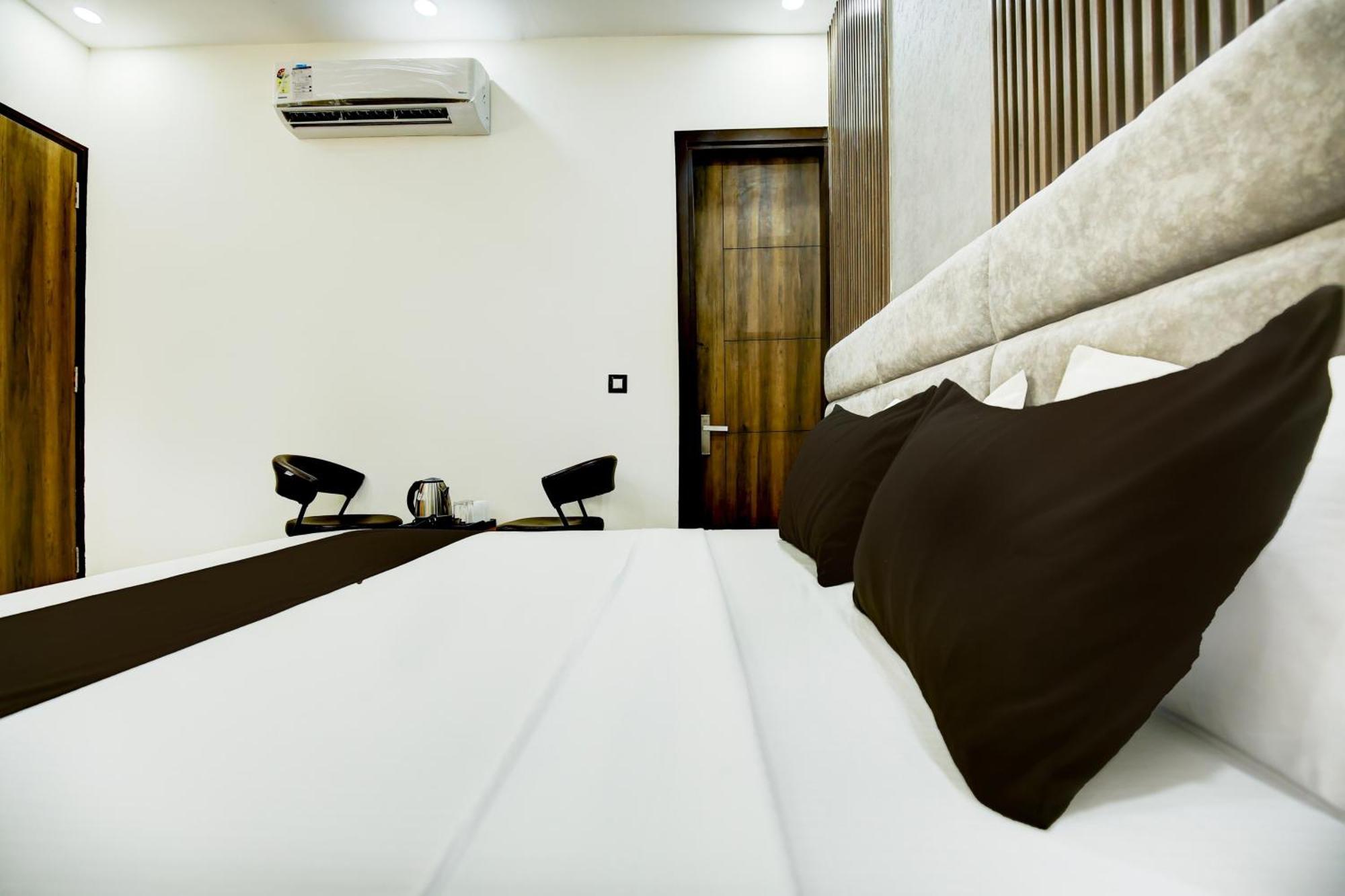 Hotel O Platinum Zirakpur Kültér fotó